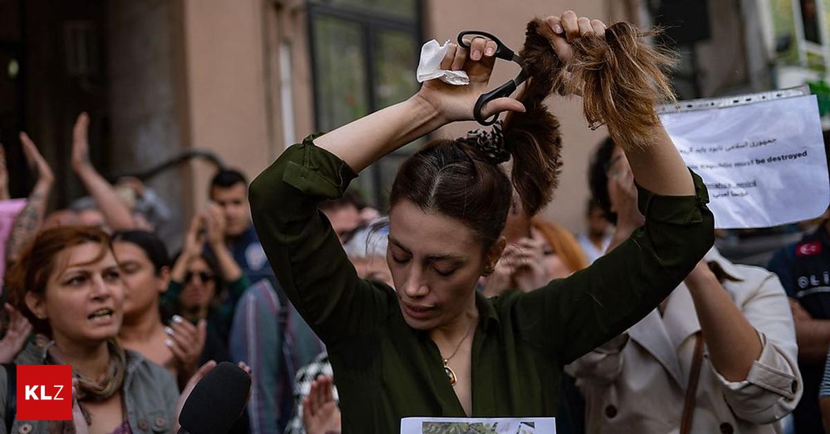 Frauen Protest im Iran Sie tanzen verbrennen Kopftücher Polizei