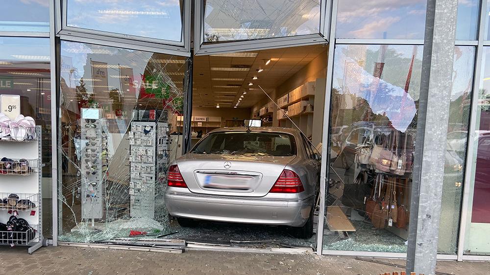 Lannach Auto Krachte Kurz Vor Ladenschluss In Schaufenster