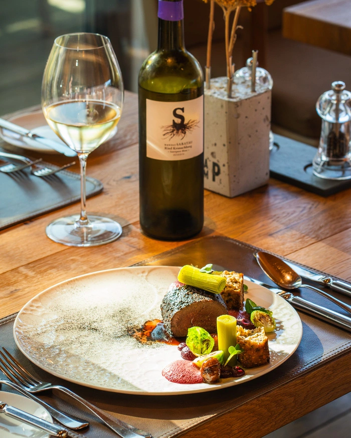 Genießen Sie die Kulinarik im Restaurant Kreuzwirt gemeinsam mit einem Glas Wein des Hauswinzers Hannes Sabathi