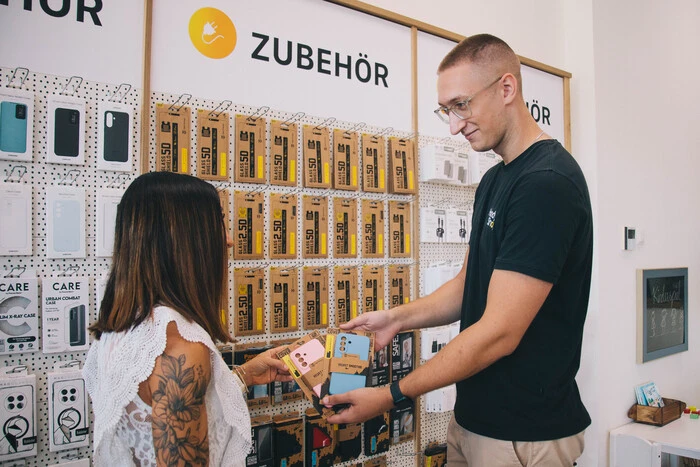 Hüllen, Displayschutz, Ladegeräte, Kopfhörer uvm. In den Filialen steht eine riesige Auswahl an Zubehör bereit und welches Produkt zum eigenen Gerät passt klärt sich im Gespräch davor.