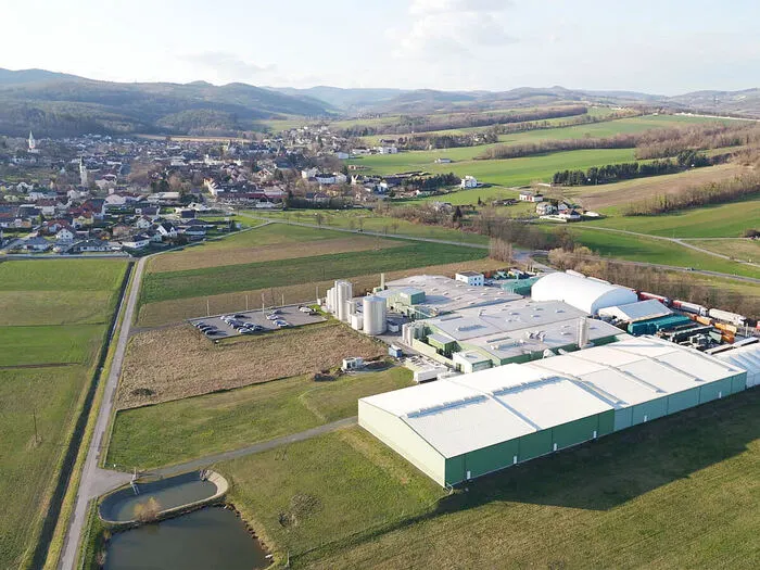 Drohnenaufnahme Waldquelle Standort mit Kobersdorf im Hintergrund