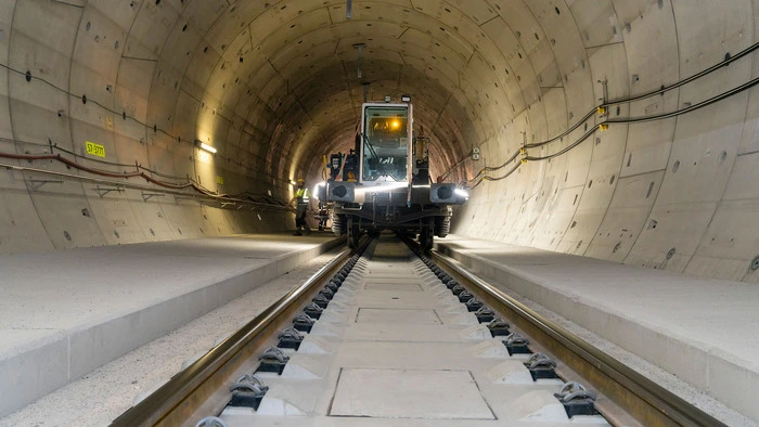 Gleistragplatten fungieren als feste Fahrbahn der Koralmbahn. Ihre Fertigung auf Zehntelmillimeter sorgt für eine dauerhaft stabile Lage der Schienen.