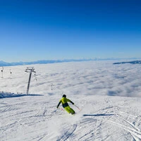 Carven mit Traumaussicht. Die Koralm präsentiert sich mit viel Herz und breiten Pisten als ideales Skigebiet für die ganze Familie