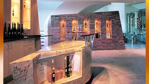 Jöbstl hat Beeren- und Kernobstbrände, Steinobst- und Weinbrände, Spezial­flaschen und Füllungen, Zigarrenbrände, angesetzte Brände und, und, und