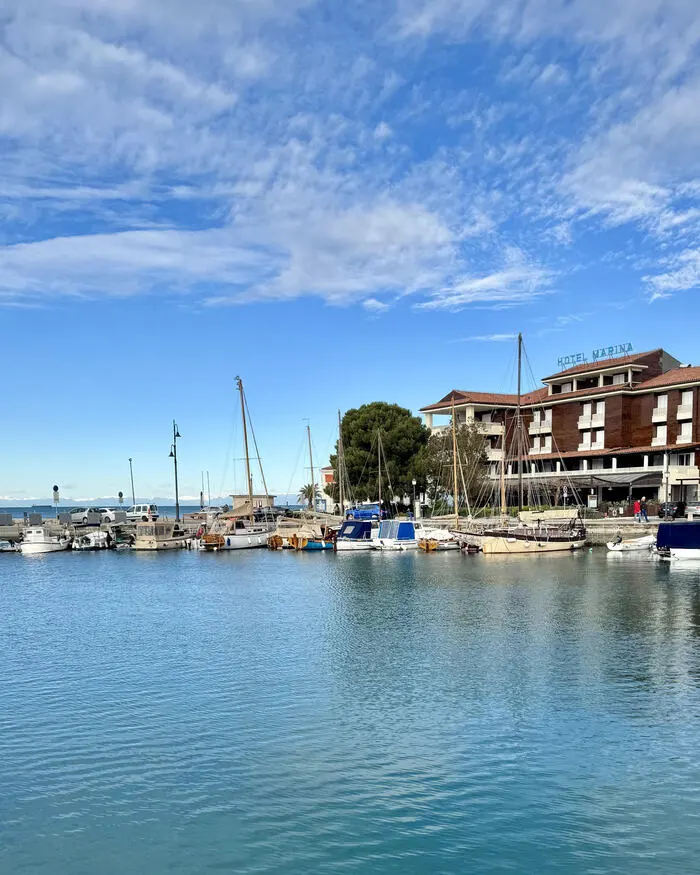 Izola liegt direkt am Meer.