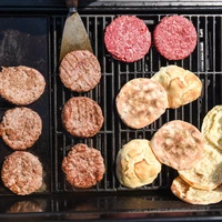 Stierburger vom Grill werden zum Highlight der nächsten Grillerei