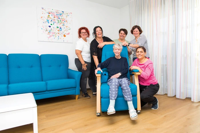 Einfach eine Gaude haben, gemeinsam Fernsehen, einkaufen oder spazieren gehen: Die Senior*innen im Wohnverbund Zeltweg genießen ihren Ruhestand. 