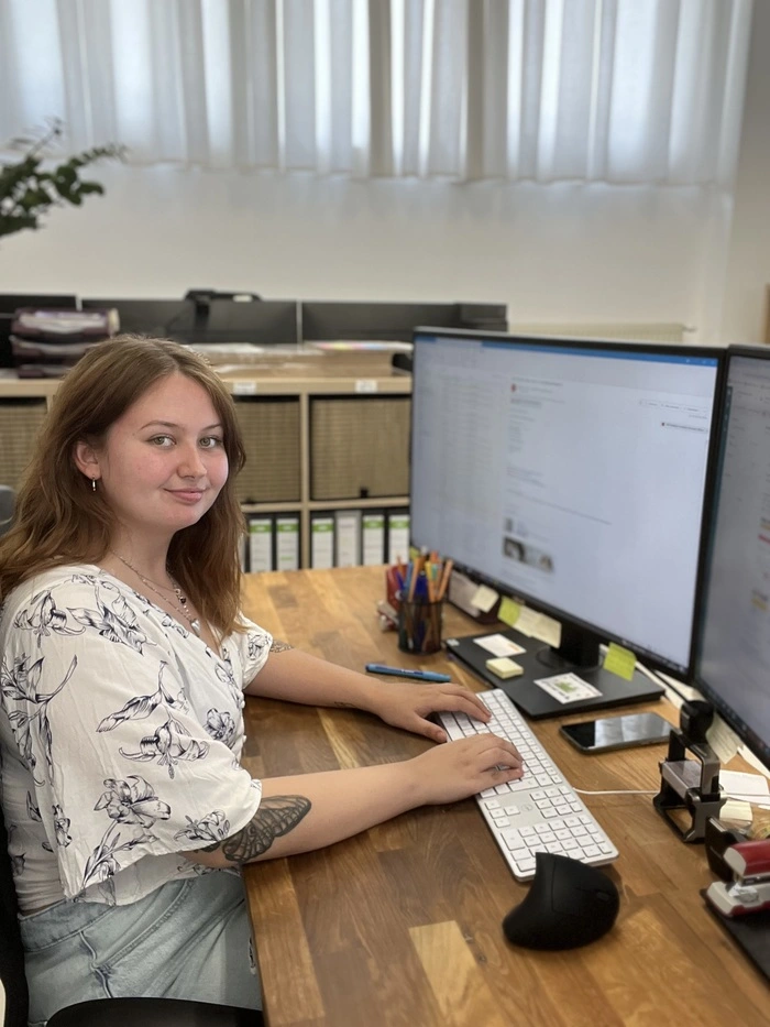Von der Theorie zur Praxis: E-Commerce-Lehrling Julia Schmölzer von Meisterdrucke in Finkenstein berichtet