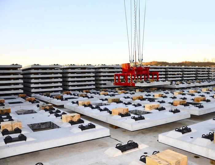 Tübbinge stabilisieren den 10,5 Kilometer langen Tunnelabschnitt. In St. Andrä wurden mehr als 42.000 Segmente produziert und per Portalkran taktgenau an die Tunnelbohrmaschine geliefert. 