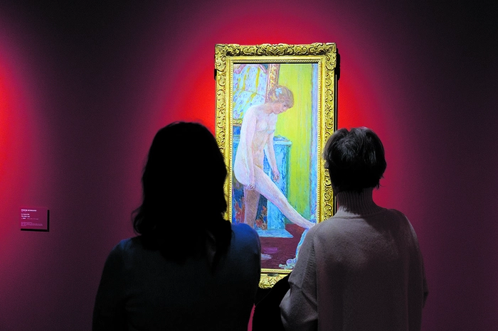 Besucher in Betrachtung eines Gemäldes von Pierre Bonnard