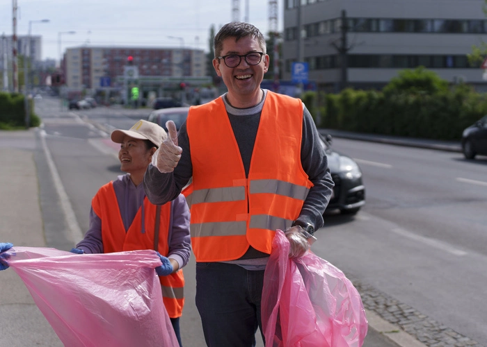 Um ein Zeichen gegen das achtlose Wegwerfen von Müll und für verantwortungsvolles Recycling zu setzen, laden die McDonald’s Franchisenehmer:innen – im Bild Daniel Boaje in Graz – am 20. September 2025 zur „Mission Aufräumen“ in ihre Restaurants