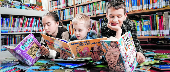 Lesestoff für jüngere und ältere Bücherratten ist reichlich vorhanden: mehr als 100.000 Bücher stehen in der AK-Bibliothek bereit