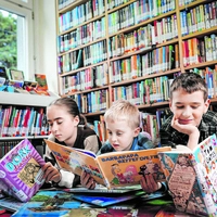 Lesestoff für jüngere und ältere Bücherratten ist reichlich vorhanden: mehr als 100.000 Bücher stehen in der AK-Bibliothek bereit