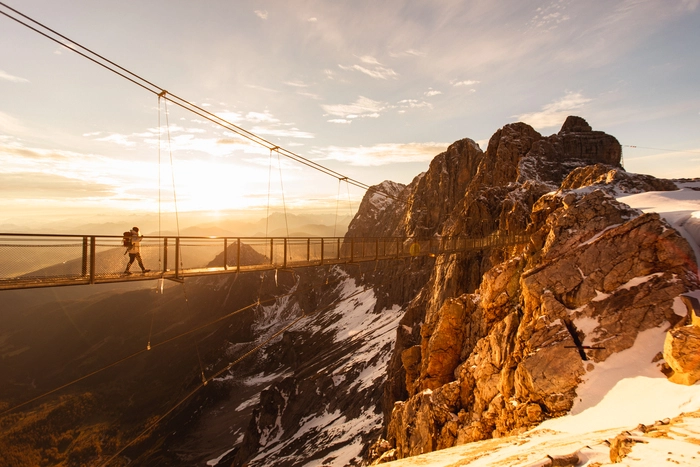 Die Hängebrücke im Farbenspiel des Sonnenuntergangs