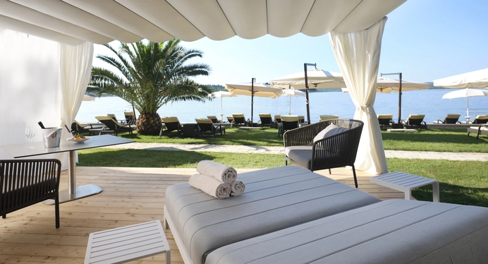 Nur ein paar Schritte bis ins kühle Nass: Der Strand Meduza besticht durch seine Lage und sein ausgezeichnetes Serviceangebot