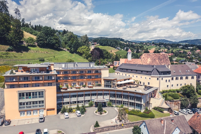 Der Traditionsbetrieb befindet sich am Fuße der Koralm, eingebettet in eine einzigartige sanfte Landschaft