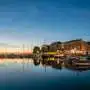 Das Hotel Marina in Izola in der Abenddämmerung.