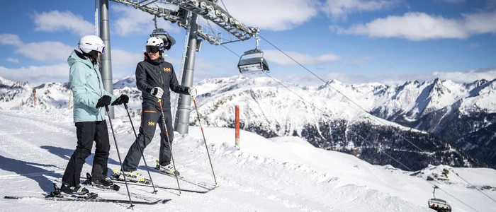 Zwei Skifahrer stehen im Skigebiet Sillian-Hochpustertal