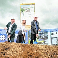 Anlagenbau Austria ist ein Unternehmen, das über die letzten Jahre hinweg ein
starkes Wachstum verzeichnet und daher eine weitere räumliche Expansion im Bezirk Völkermarkt plant (v. l .n. r. Geschäftsführer Thomas Fritzl, Projektleiterin Yvonne Mochar, Geschäftsführer Markus Seitlinger)