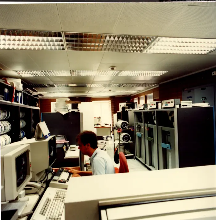 BKS-Rechenzentrum in der Mitte der 1980er-Jahre. Ein Angestellter der Bank arbeitet an den Computern der damaligen EDV-Zentrale im Bankgebäude am Dr. Arthur-Lemisch-Platz.