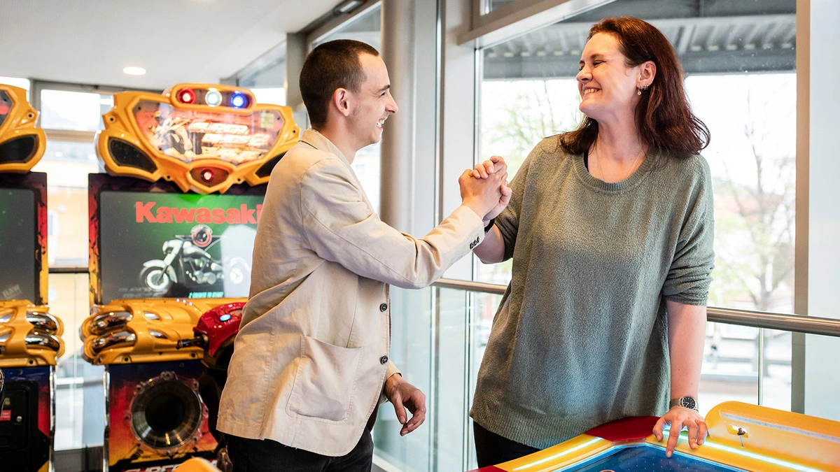 Rund 1.500 Mitarbeitende haben im vergangenen Jahr individuelle Lösungen für Menschen in herausfordernden Situationen gefunden: Als einer der größten steirischen Sozialdienstleister ist Jugend am Werk ein stabiler und verlässlicher Arbeitgeber.