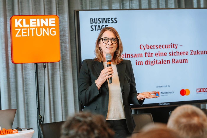 Xenia Daum, Geschäftsführerin der Kleinen Zeitung | „Ein besonders wichtiger Aspekt ist die Awareness der Mitarbeiter:innen in 
puncto Cyberkriminalität. Sie muss regelmäßig geschärft werden, denn 
schon ein kleiner Fehler kann Hacker:innen die digitale Tür öffnen.“