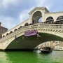Extinction Rebellion färbte den Canal Grande grün. Aktivisten seilten sich von der Rialtobrücke ab