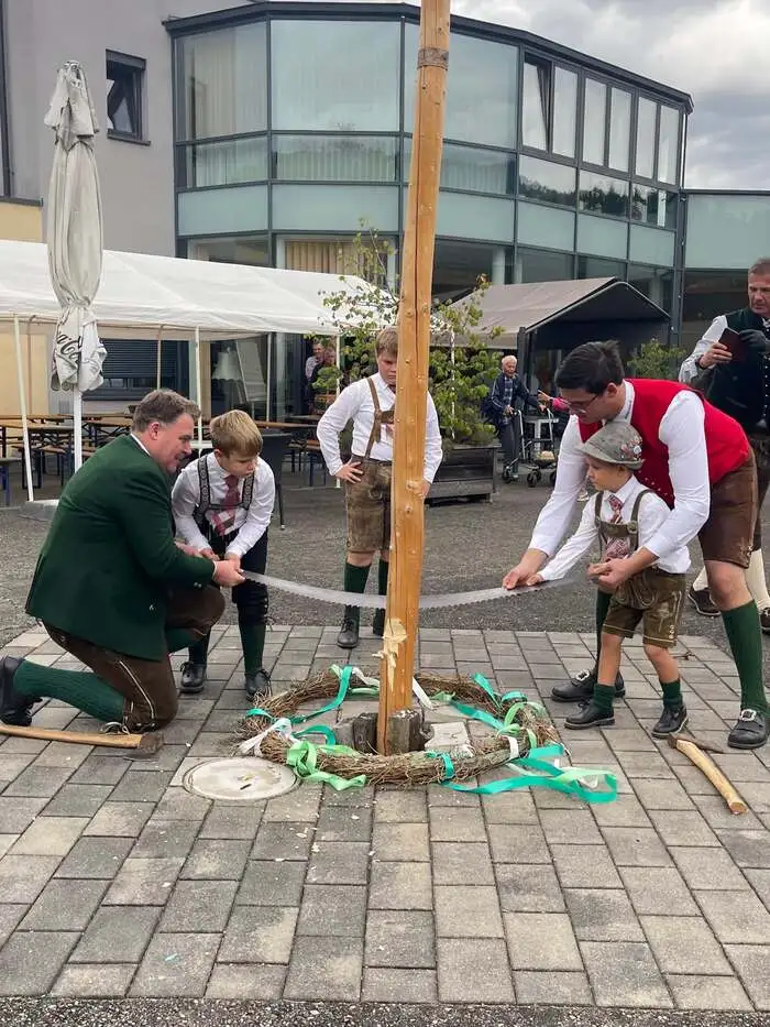 Der Maibaum im Amicalis Seniorenzentrum in Oberaich steht nicht mehr