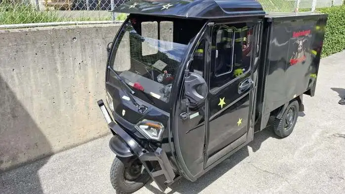 Dieses „Tuk-Tuk“ war von dem Elektrounfall betroffen