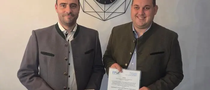 Gemeinderat Marc Zebrakovsky (l.) und Vizebürgermeister Philipp Könighofer mit Antrag und Chiplesegerät