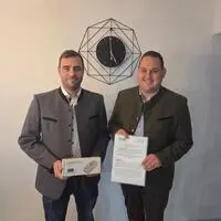 Gemeinderat Marc Zebrakovsky (l.) und Vizebürgermeister Philipp Könighofer mit Antrag und Chiplesegerät