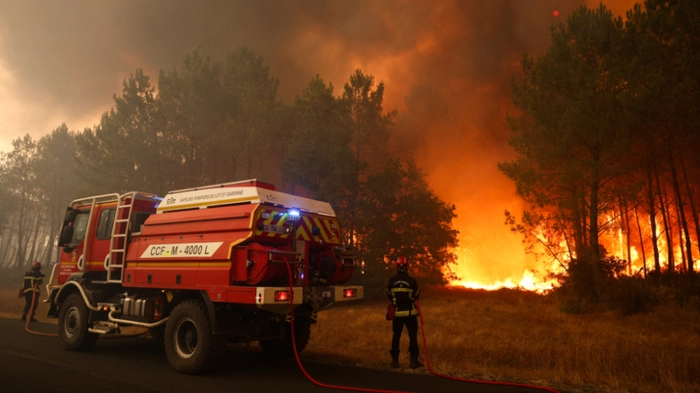 Großes Feuer bei Bordeaux
