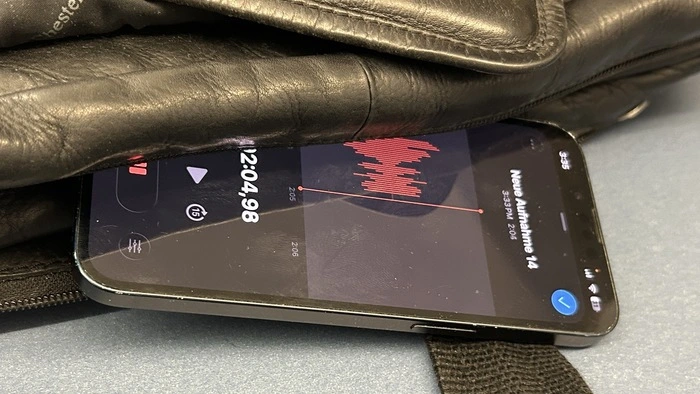 Das Mobiltelefon soll aus der Tasche gerutscht sein, darauf war offenbar die aktivierte Aufnahme zu sehen. Jetzt wird Anklage erhoben (Sujetbild)