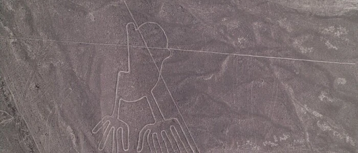 Das Flugzeug überflog die Nazca-Linien in Peru