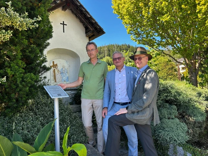 Einweihung der Gedenktafel bei der Kapelle in der Schlossallee – in unmittelbarer Nähe der Kunstwerke