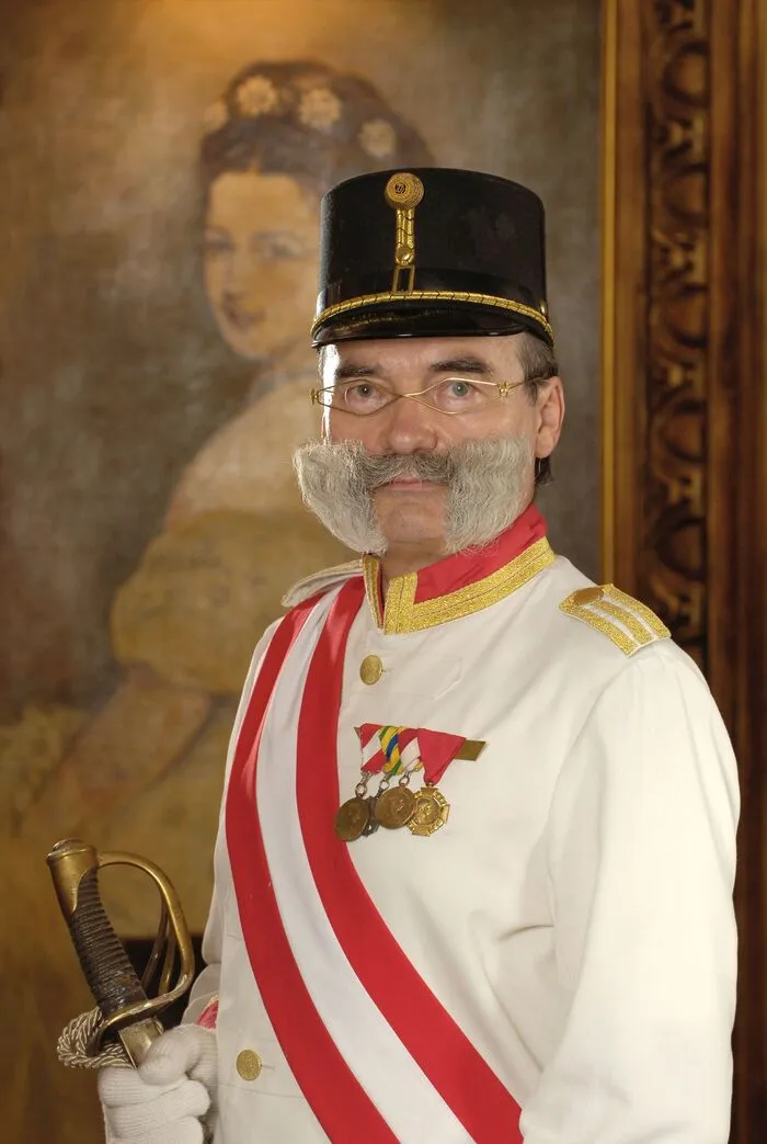 Als „Kaiser Franz Joseph“ hat Ewald Harrer seine Gäste begrüßt und persönlich an den Tisch geführt