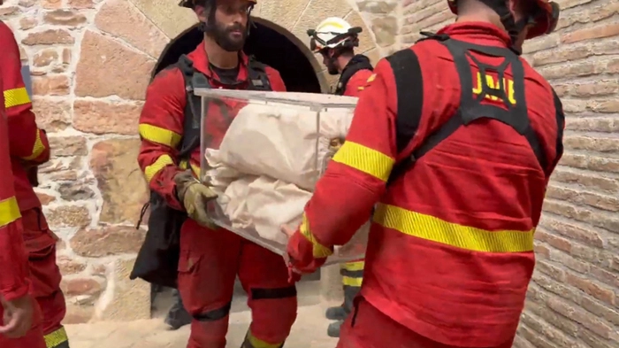 Spanische Feuerwehrleute retten Gebeine von Mittelalter-Königen