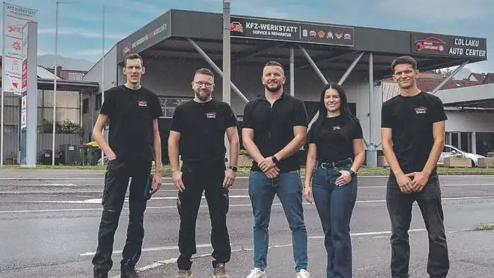 Das Team von Dardan Collaku (Mitte) vor dem neuen Standort in Kapfenberg
