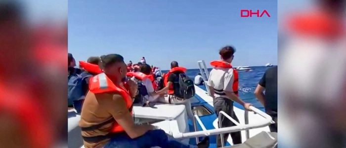 Fotos zeigten die Passagiere auf die Rettungsaktion warten