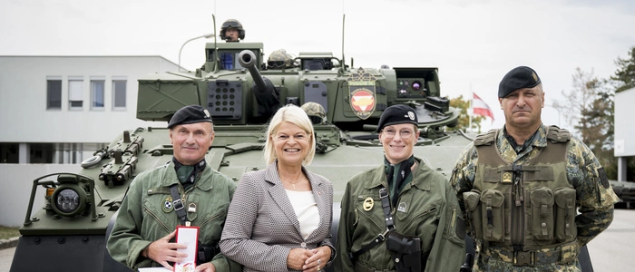 Erich Pfeifer (von links), Ministerin Klaudia Tanner, Ebba Pfeifer und der Kommandant des Panzergrenadierbataillons 35 Michael Lex