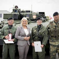 Erich Pfeifer (von links), Ministerin Klaudia Tanner, Ebba Pfeifer und der Kommandant des Panzergrenadierbataillons 35 Michael Lex