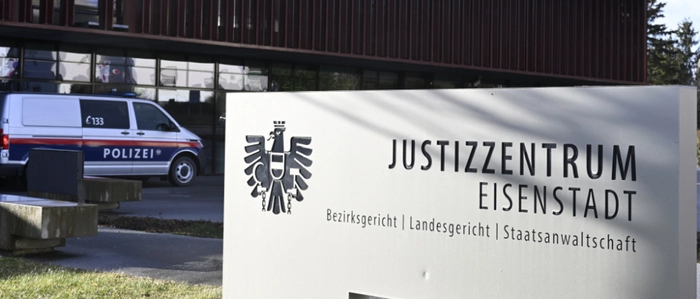 Der 17-Jährigen wird Tötung eines Kindes bei der Geburt vorgeworfen