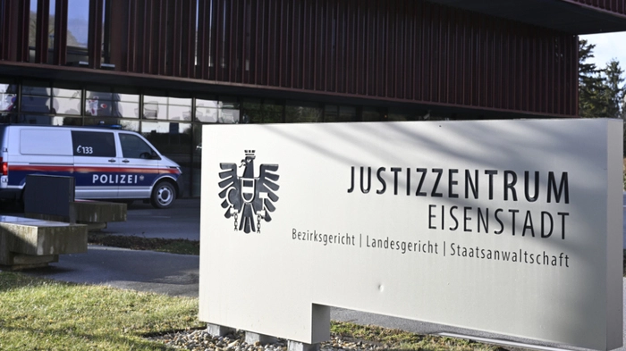 Der 17-Jährigen wird Tötung eines Kindes bei der Geburt vorgeworfen