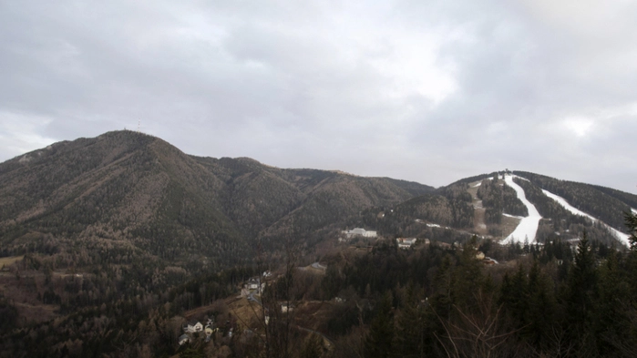 Berge mit Wäldern und etwas Schnee.