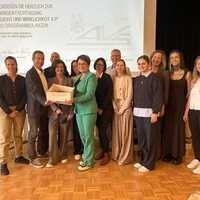 Zu Beginn der Fachtagung gratulierte Gesundheitsreferentin Beate Prettner (Vierte von links) AVS-Fachbereichsleiterin Claudia Scheiber (Dritte von links) und den Mitarbeitenden der Drogenambulanz Klagenfurt und Außenstellen zum Zehn-Jahr-Jubiläum