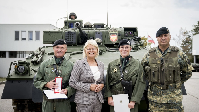 Vlnr.: Erich Pfeifer, Ministerin Klaudia Tanner, Ebba Pfeifer und der Kommandant des Panzergrenadierbatallions 35 Michael Lex