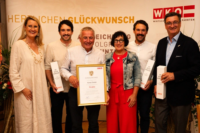 Obfrau Eva Hoffmann von der WK-Bezirksstelle Feldkirchen, Konstantin, Rudolf, Ute und Tobias Konec mit WK-Präsident Jürgen Mandl (von links)