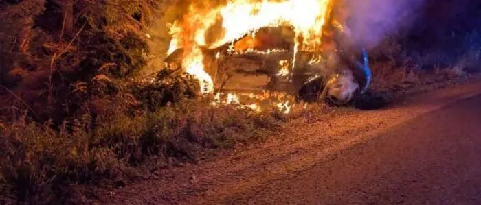Der Pkw fing bei dem Unfall Feuer