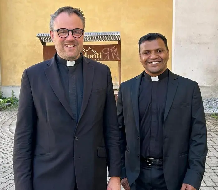 Stadtpfarrer Clemens Grill mit Ebin George, der als Kaplan aus Indien für ein Jahr in Bruck an der Mur tätig sein wird