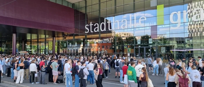Studenten vor der Stadthalle